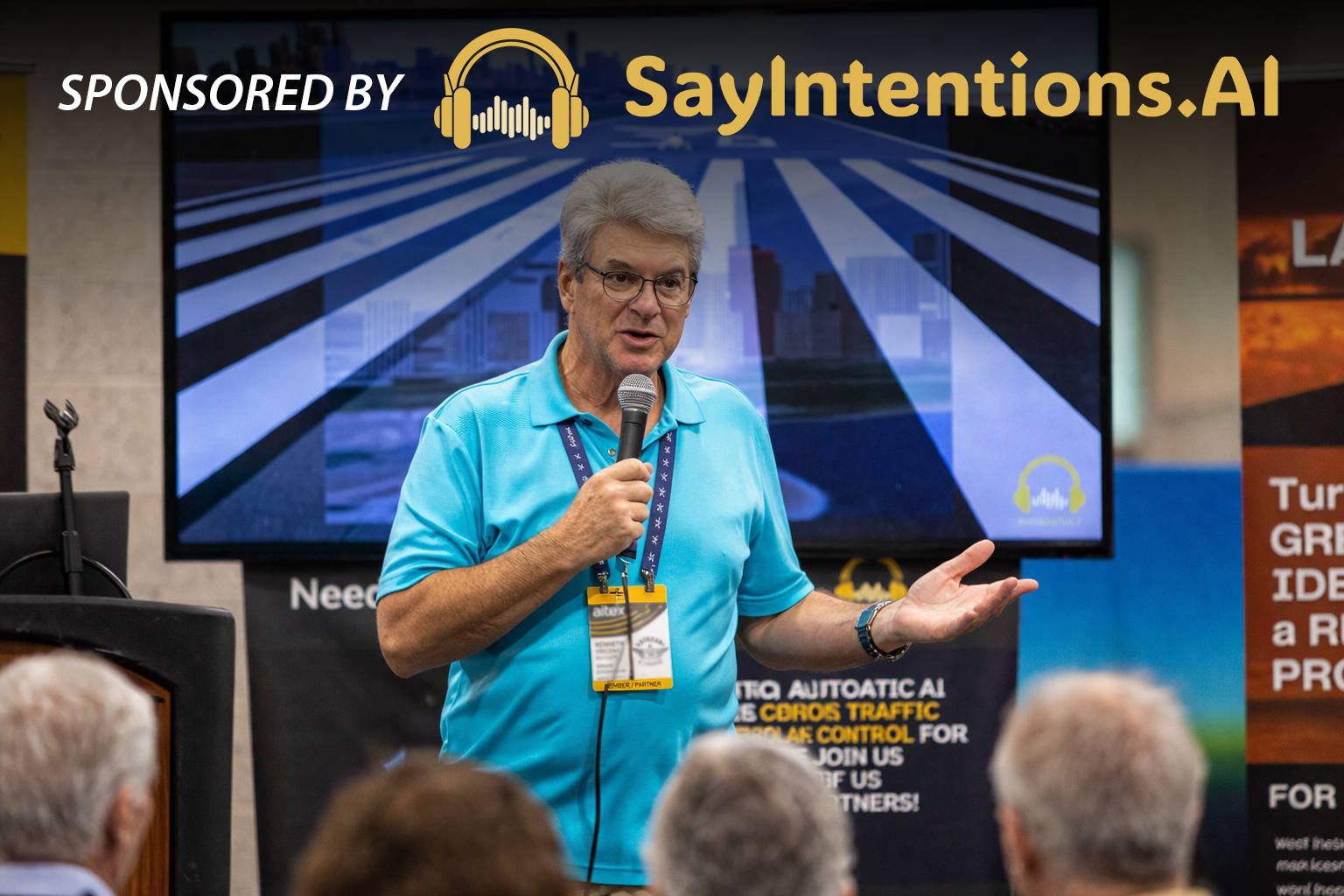 Howard Forder speaking to an audience at FlightSimExpo.